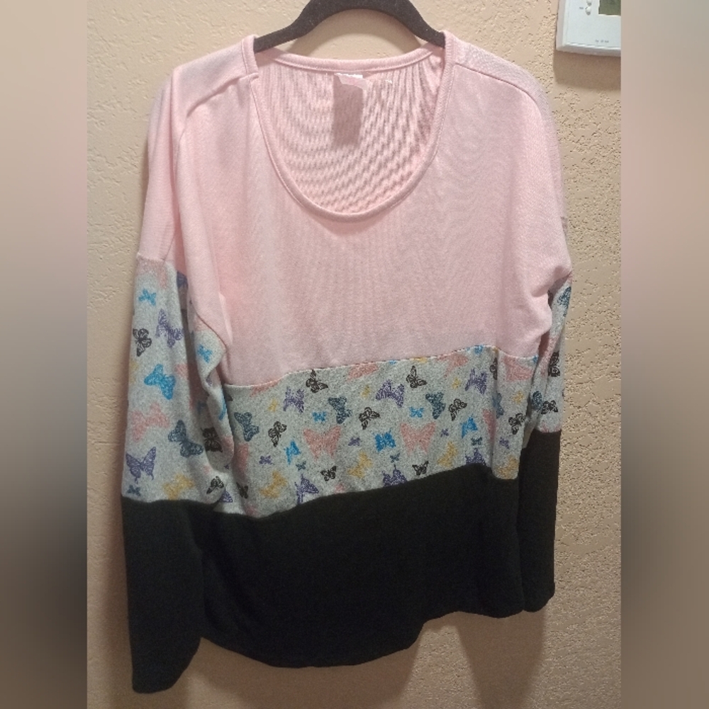 No Boundaries Butterfly Pink Gray and Black 3x Long Sleeve Top